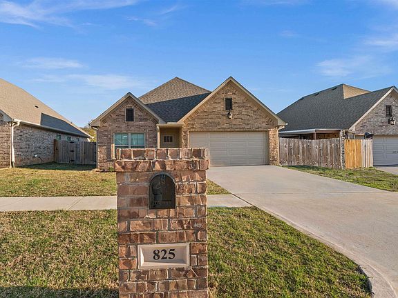 2nd image of 825 Lindsey Ln