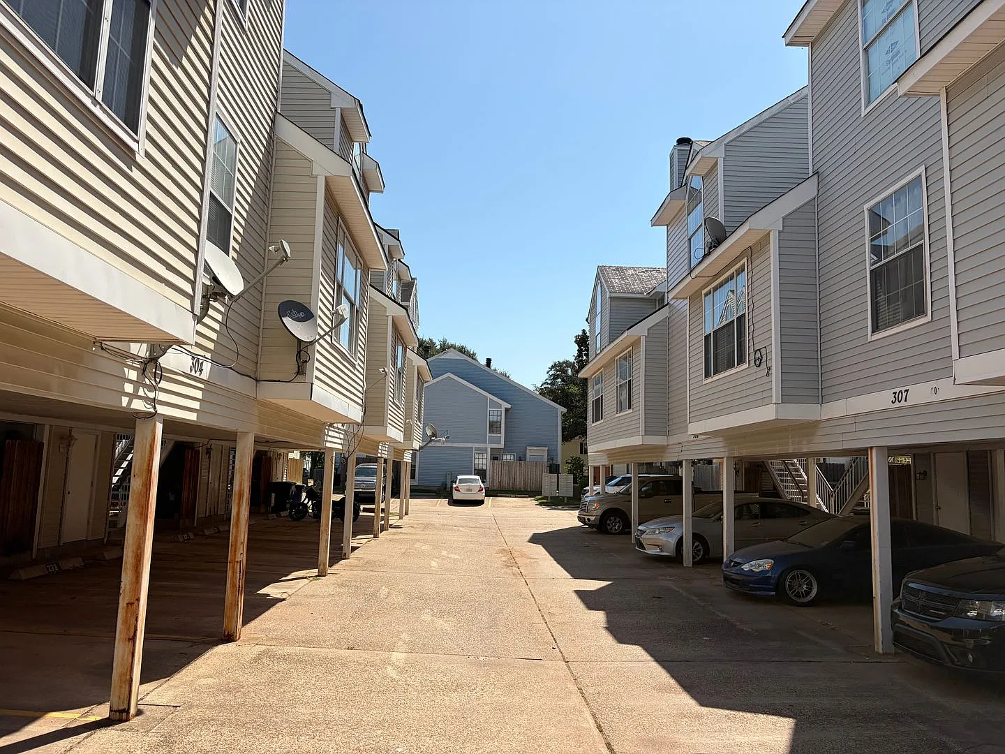 Remodeled 2 Bedroom Unit In Cobblestone - Water Included and 5 minutes from LSUS! — Photo 2