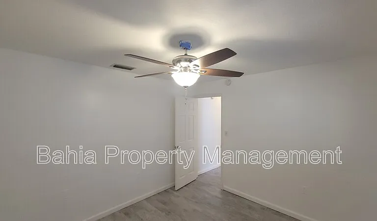 215 Meadowcross Dr — Photo 16