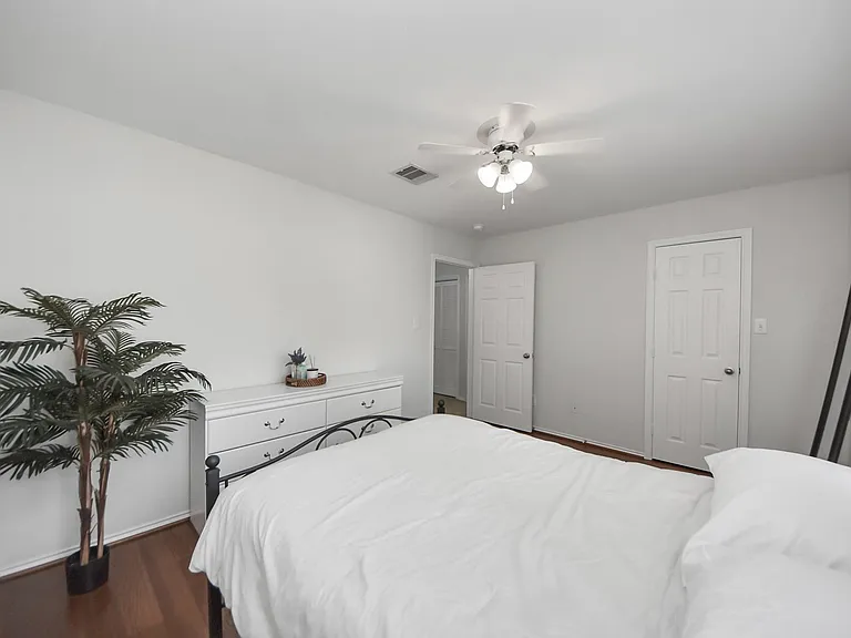 943 W Heights Hollow Ln — Photo 21