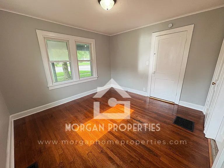220 W 38th St — Photo 7