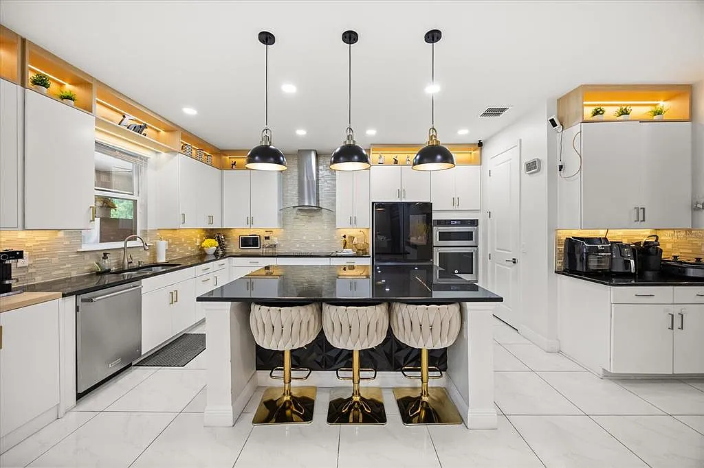 5 bed, 4.5 bath, 3671 sqft, $9,000 — Photo 3
