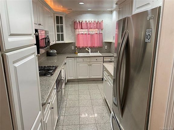 4th image of 2765 Schurz Ave