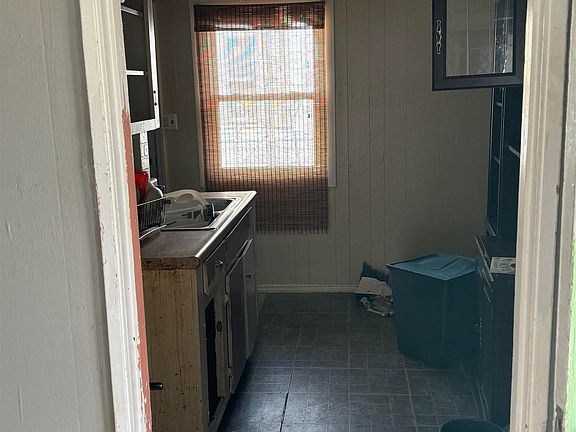 2nd image of 917 Somerset Ave