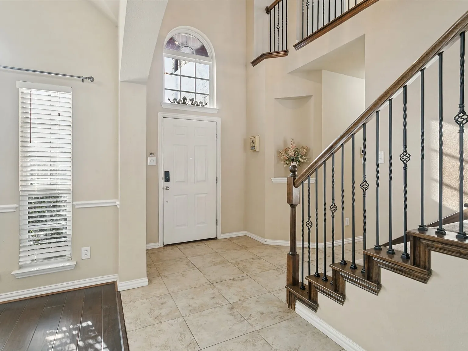 5 bed, 3.0 bath, 2574 sqft, $3,000 — Photo 3