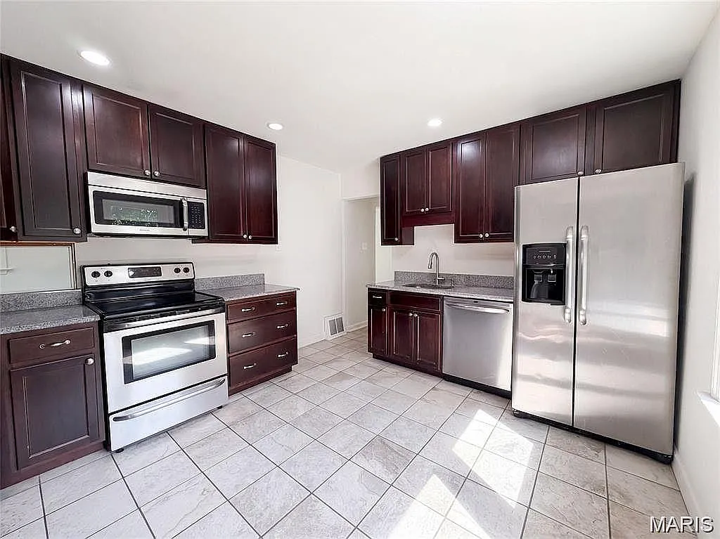2 bed, 1.0 bath, 816 sqft, $1,193 — Photo 2
