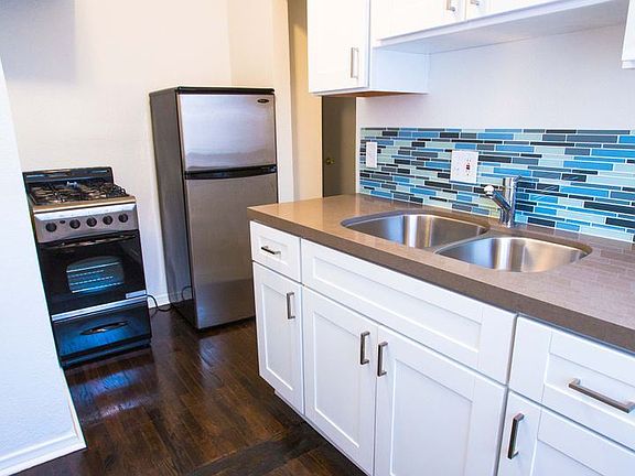 4th image of 1975 N Beachwood Dr #10230083