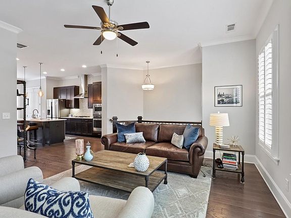 4th image of 2129 Pembroke Dr