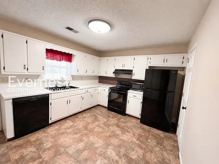 2 bed, 1.5 bath, 1094 sqft, $1,145 — Photo 4