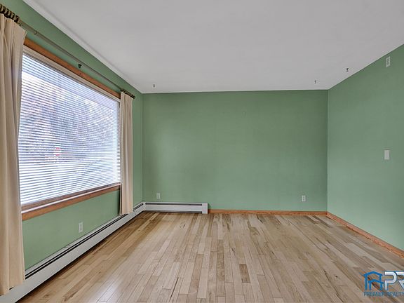 4th image of 135 Willow St W