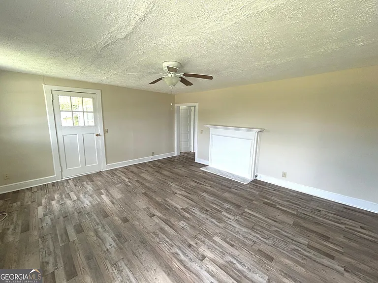 2455 Pegasus Pkwy #B — Photo 4