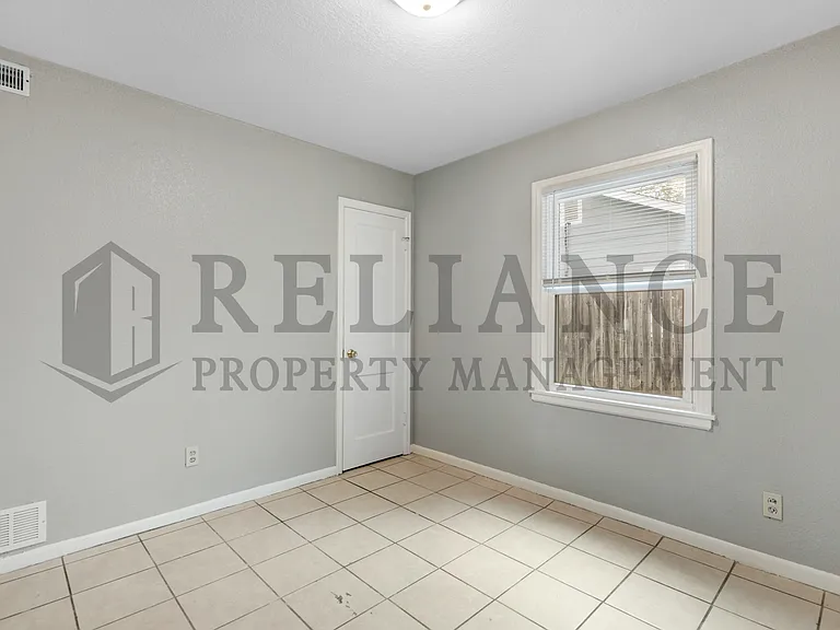 2106 S Madison Ave — Photo 12