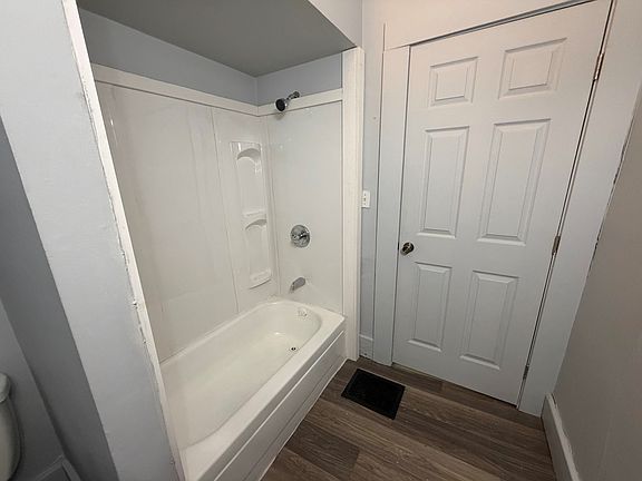 5th image of 409 W Woodbury St