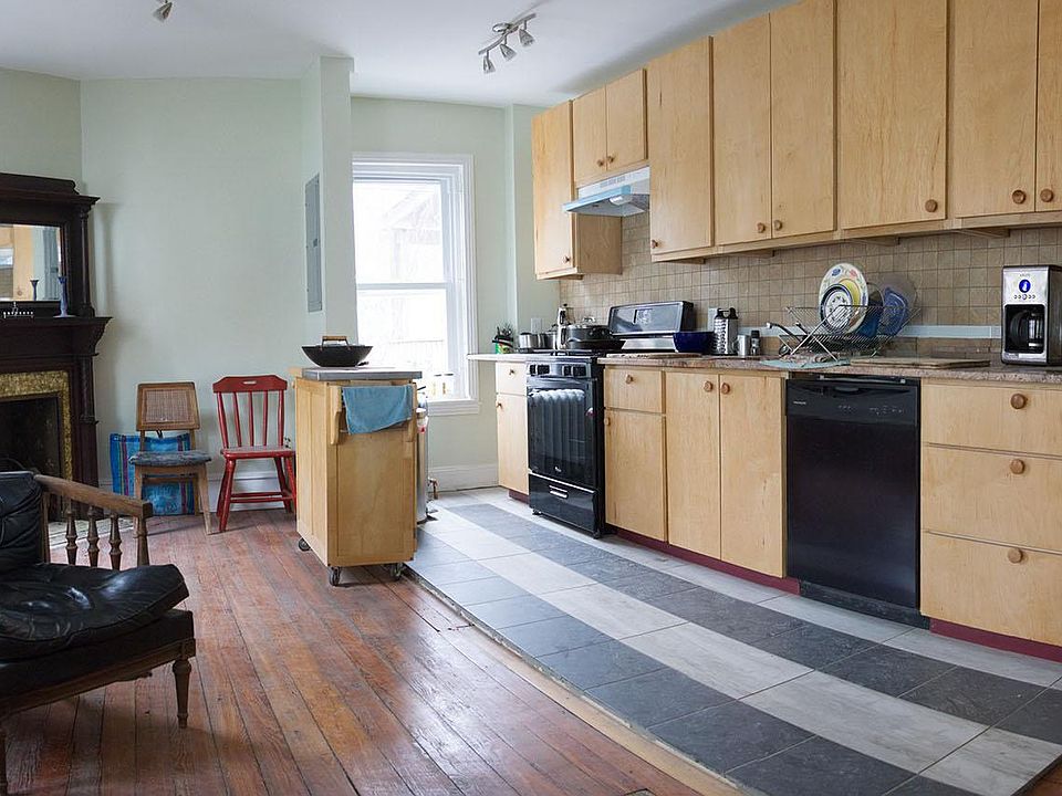 Kitchen-dining room
a pan of kitchen. Penty of cabinet space. Hardwood floors.