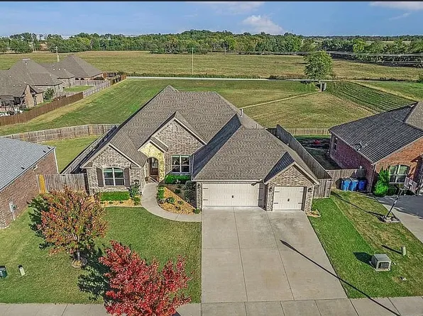 5803 N Fork St, Bentonville, AR 72713