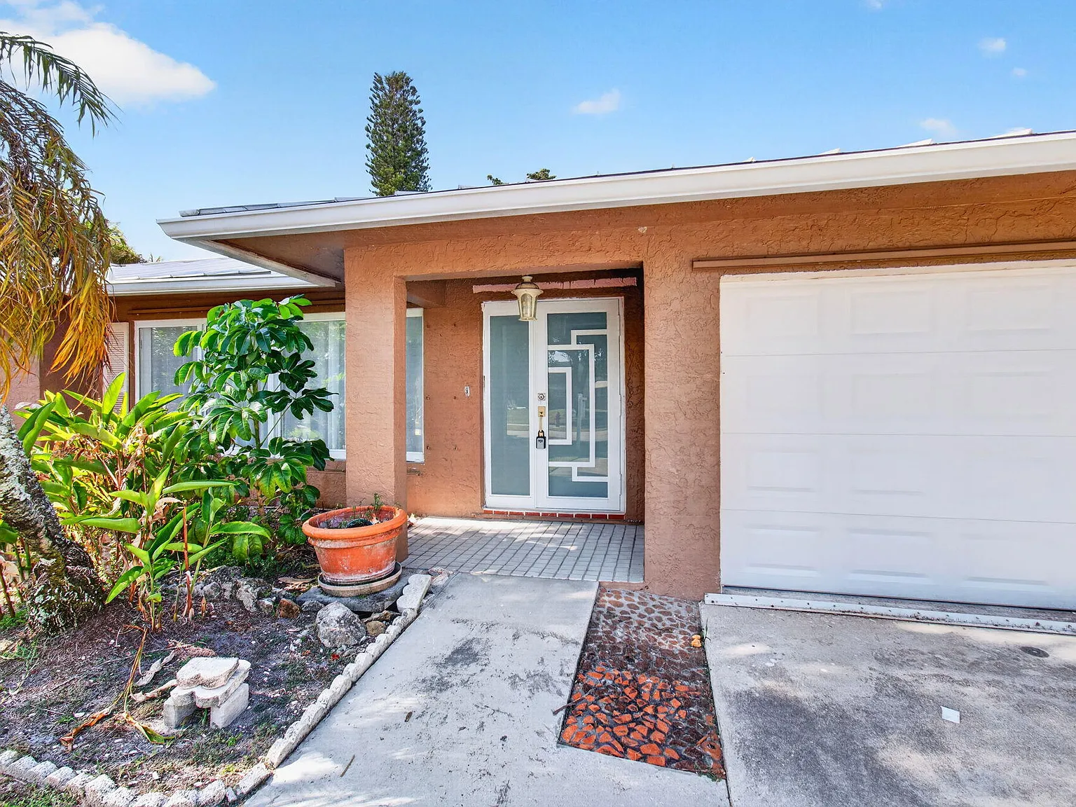 3 bed, 2.0 bath, 1720 sqft, $4,200 — Photo 3