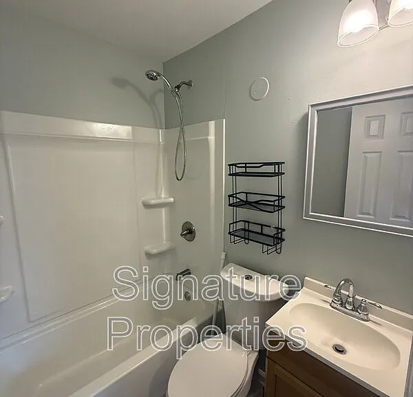 631 Quincy St #E — Photo 11