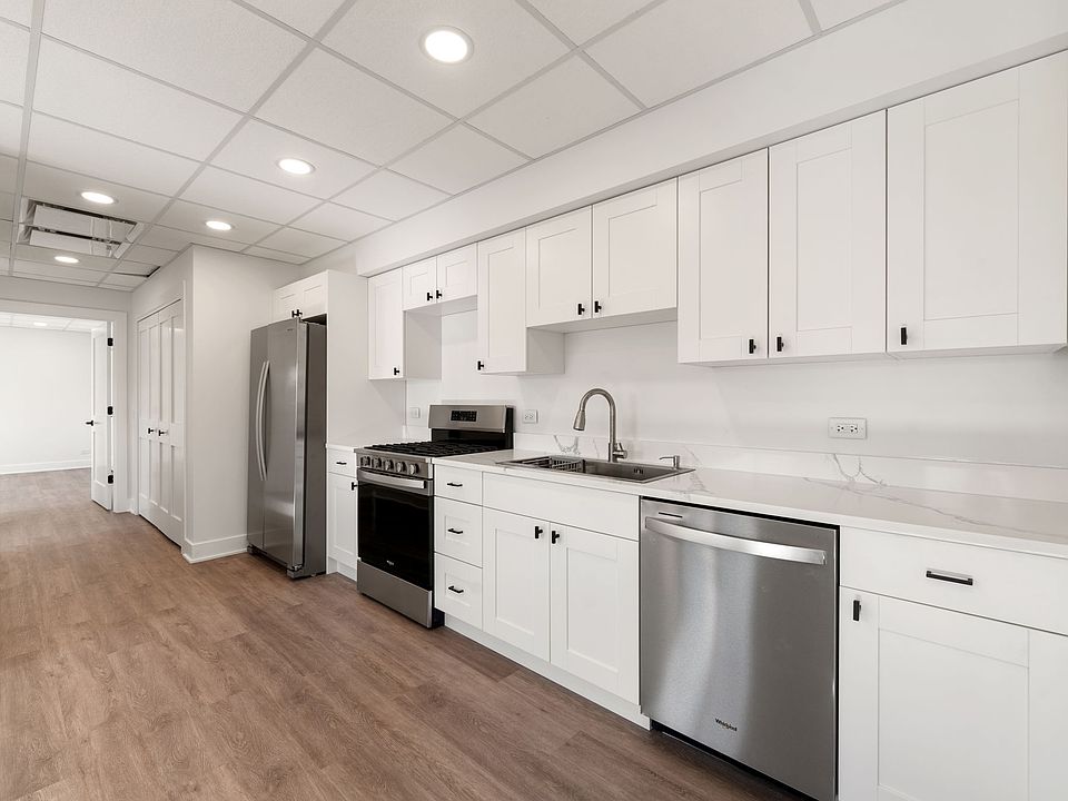 Modern NEW Kitchen -
Dishwasher, Gas Stove, Huge Fridge, large sink