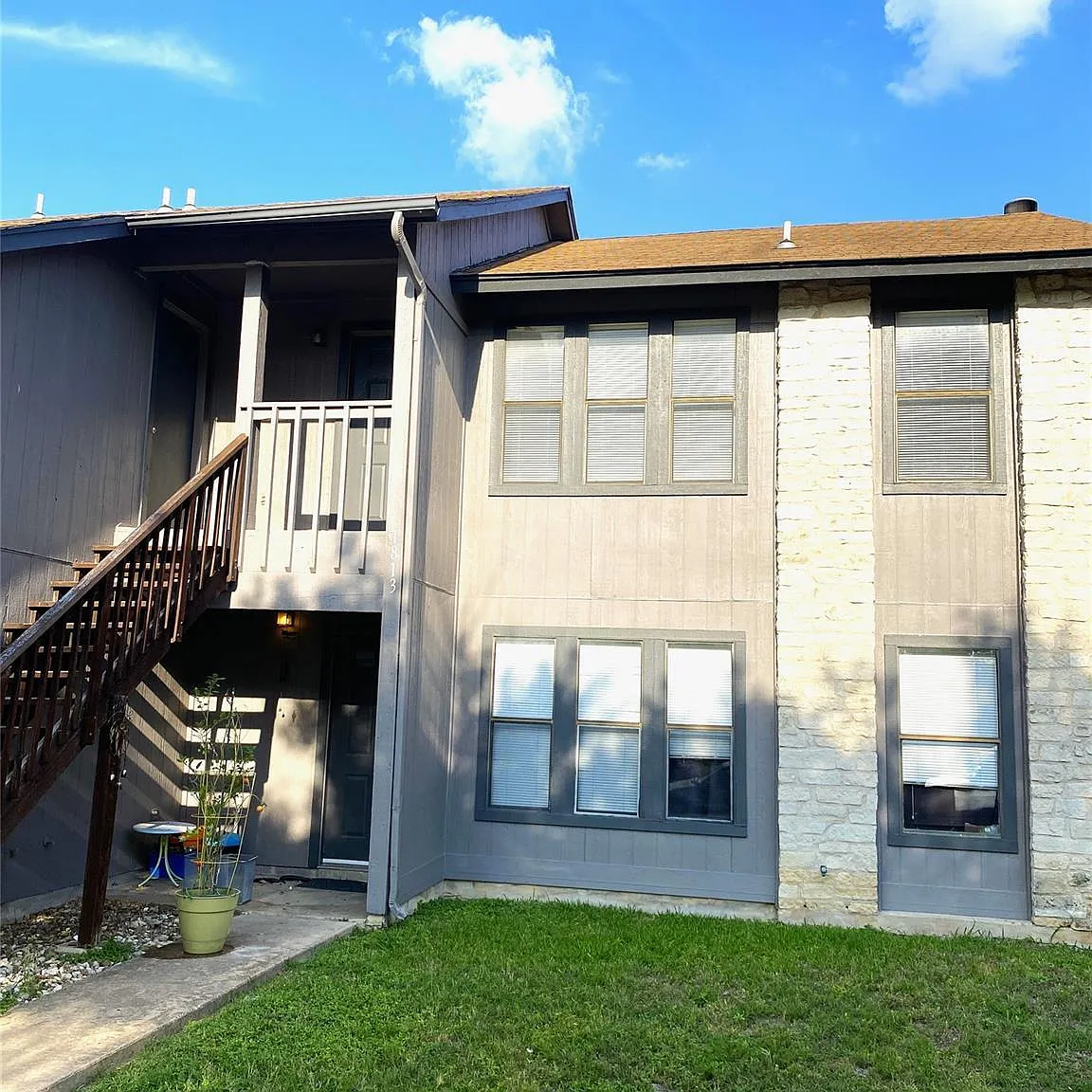 2 bed, 2.0 bath, 925 sqft, $1,095 — Photo 1