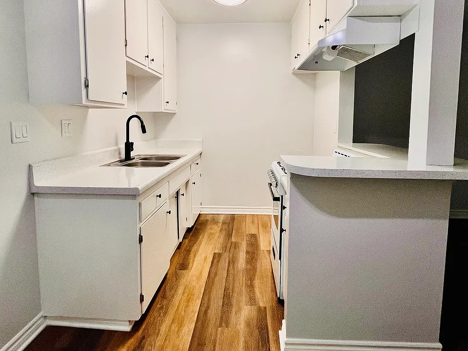 Tropical Breeze Apartments