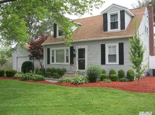 380 3rd Ave, Bayport, NY 11705