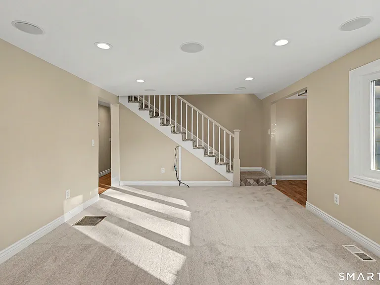 142 N Taylor Ave — Photo 4