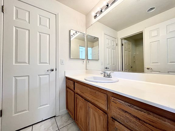 4th image of 522 Marble Arch Ave
