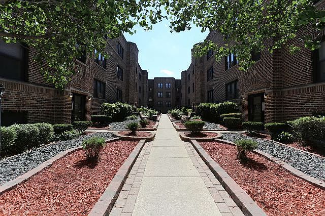 1st image of 3726 N Pine Grove Ave APT 3E