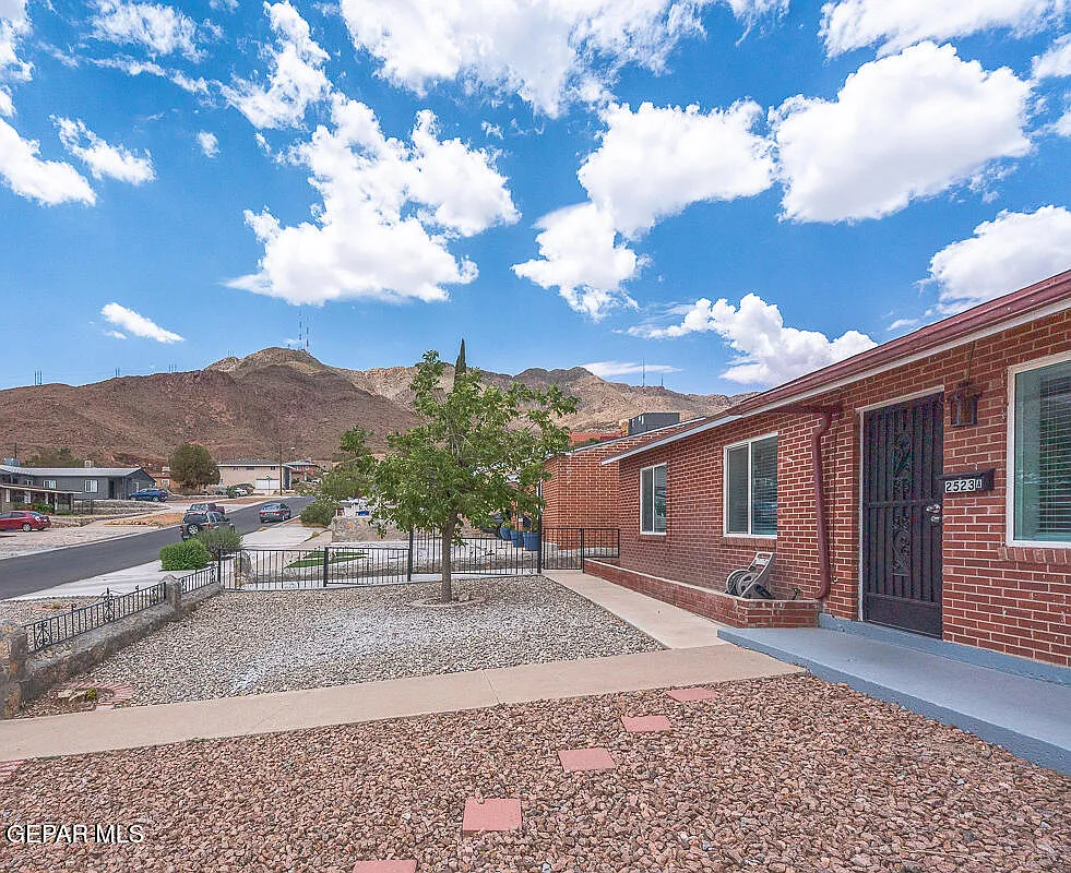 1 bed, 1.0 bath, 950 sqft, $1,100 — Photo 2