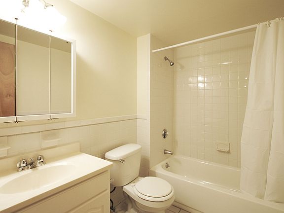 2nd image of 32 Queensberry St APT 3