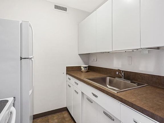 3rd image of 330 W Diversey Pkwy APT 808