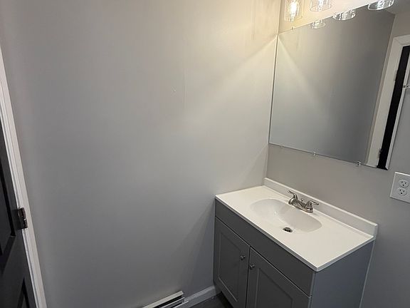 5th image of 723 Burden Ave #1
