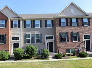 1603 Deer Pointe Dr, South Elgin, IL 60177
