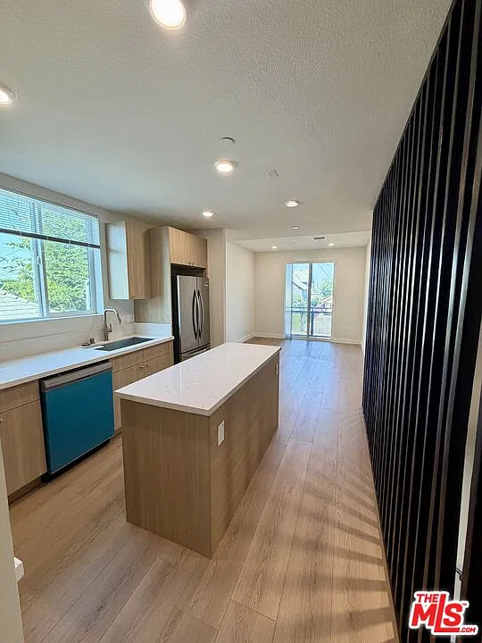 3 bed, 3.0 bath, 1374 sqft, $3,125 — Photo 4