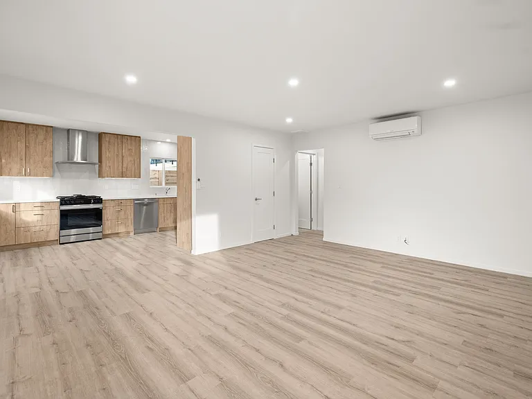103 W Calle Crespis #C — Photo 4