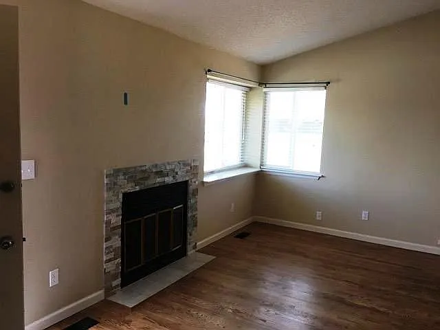3 bed, 1368 sqft, $2,595 — Photo 2