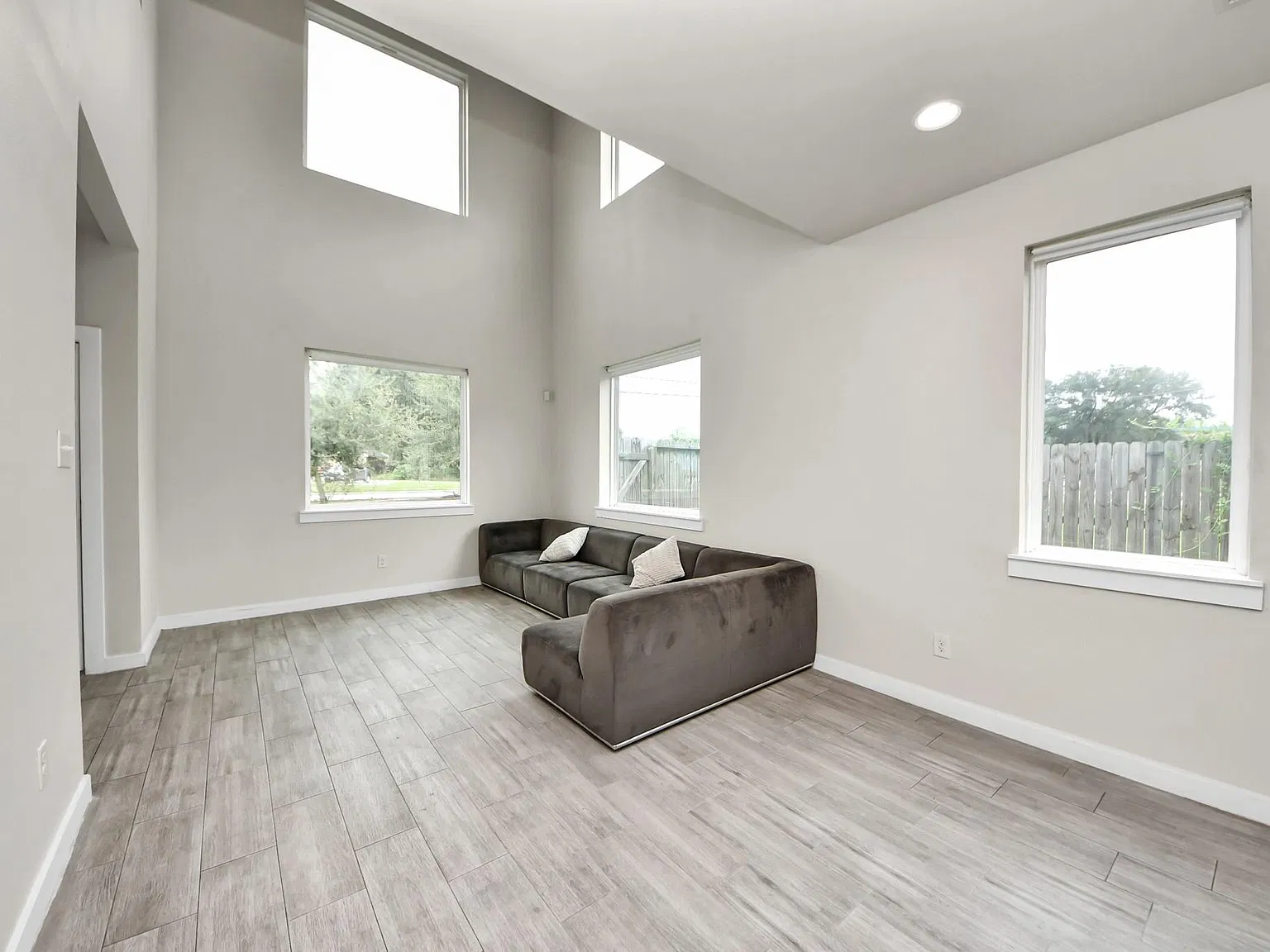 5 bed, 3.0 bath, 2192 sqft, $2,400 — Photo 4