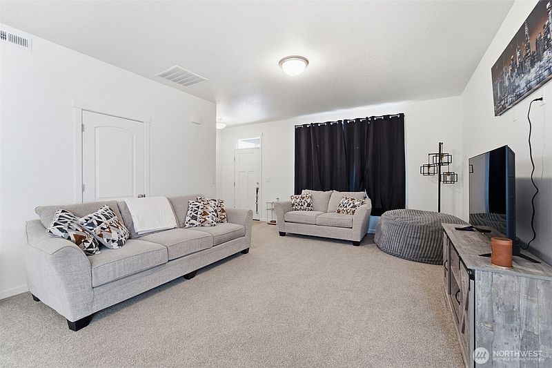 3rd image of 403 Emerald Avenue