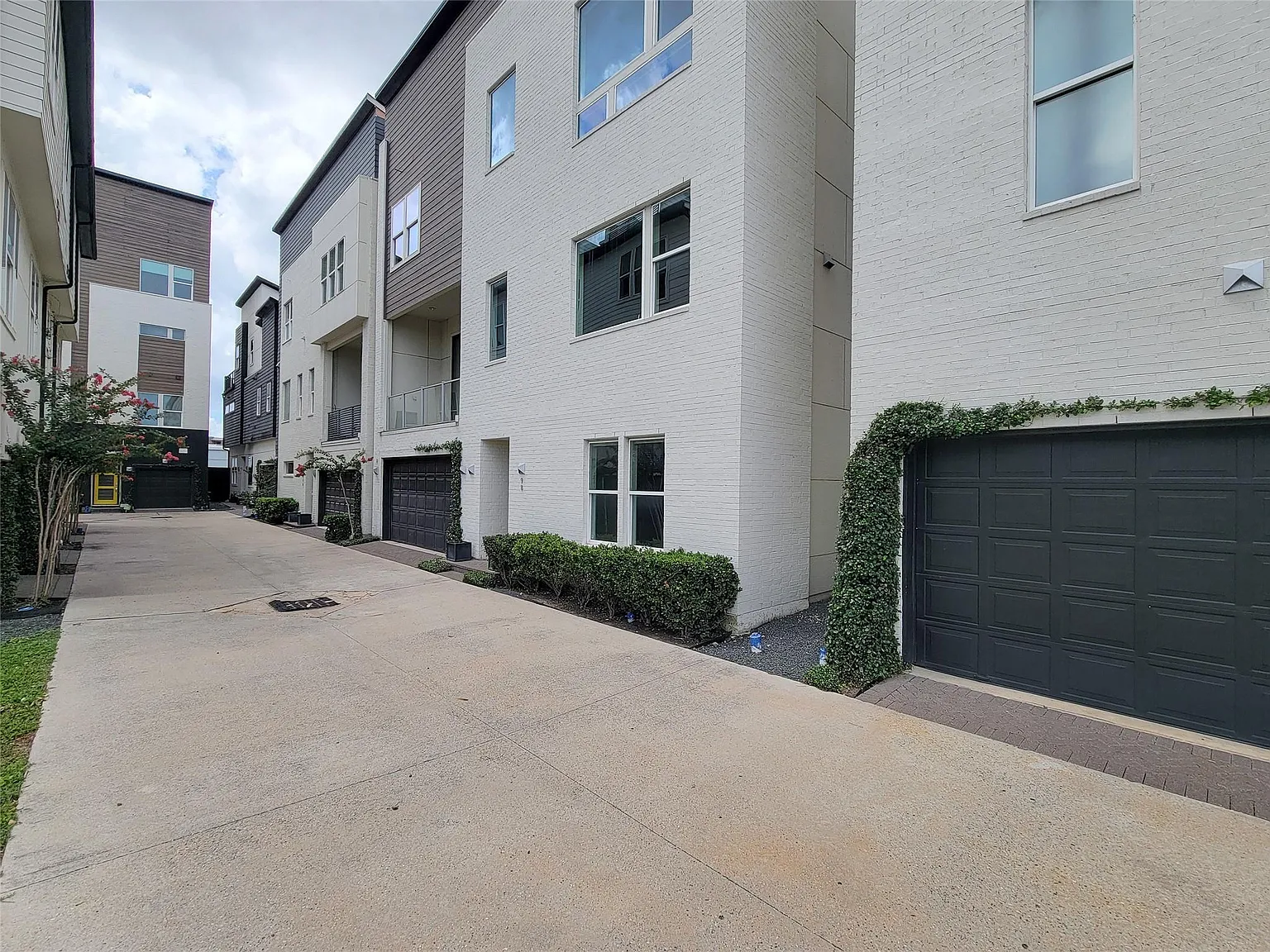 3 bed, 3.5 bath, 2374 sqft, $2,900 — Photo 2