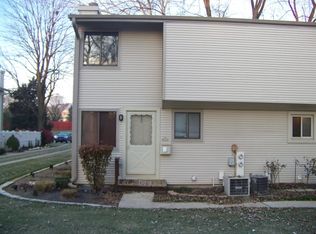 1021 Emerald Dr, Schaumburg, IL 60173