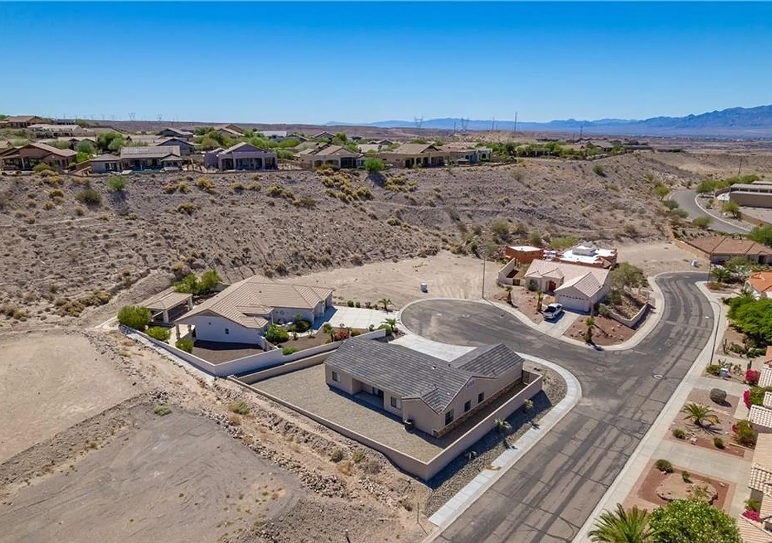 Beautiful 4 Bedroom newer Home with Lots of Added Space. — Photo 2