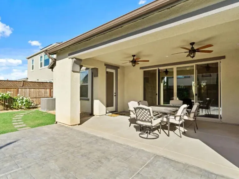598 Crescent Ln — Photo 10