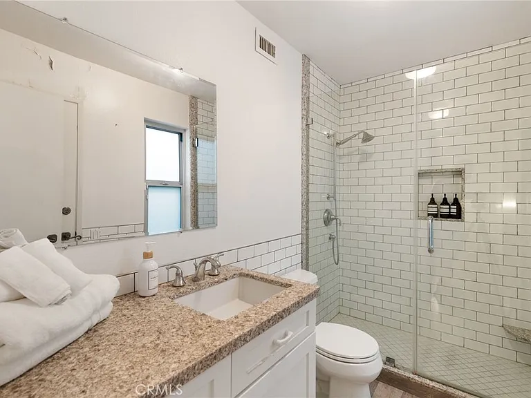 1447 N Kings Rd — Photo 26