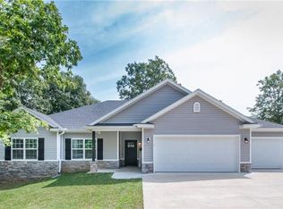 2 N Embleton Ln, Bella Vista, AR 72714