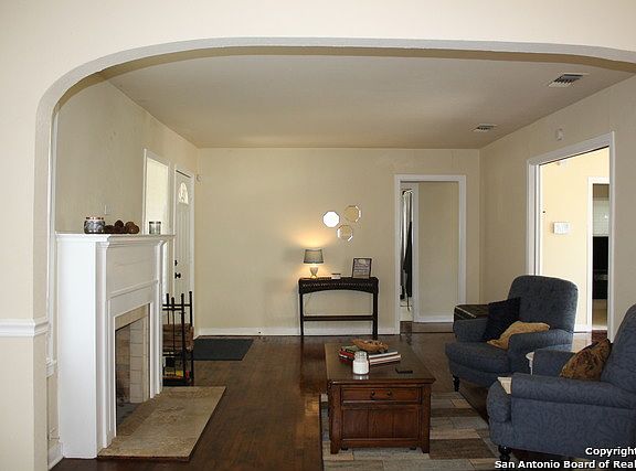 3rd image of 338 W Mariposa Dr