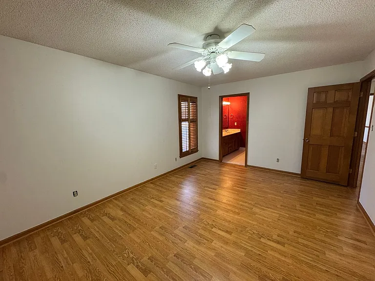 307 Fallingbrook Dr — Photo 15