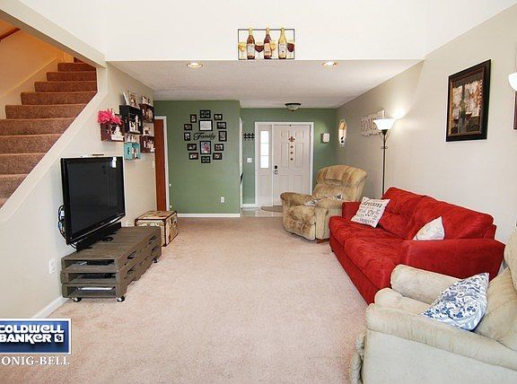 3rd image of 581 W Oak St