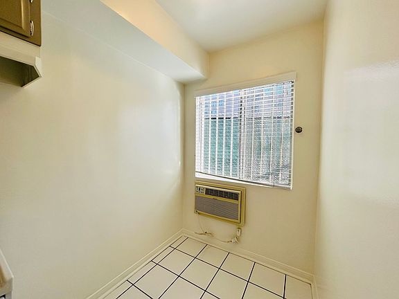 4th image of 1726 S Barrington Ave #30-1