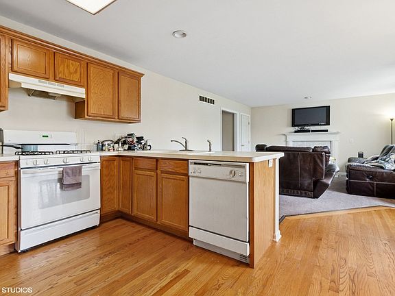 5th image of 127 Berkshire Dr