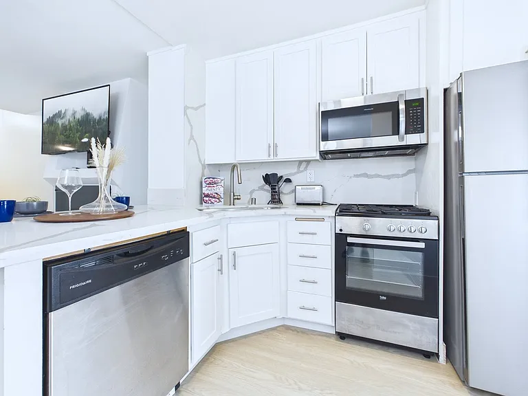 Westwood Village Apartments — Photo 41